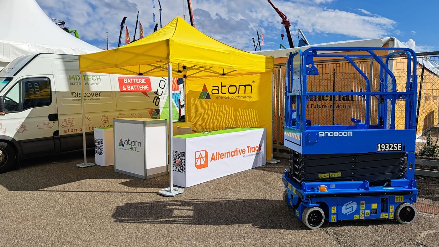 Sinoboom scissor lift next to the Atom partner booth